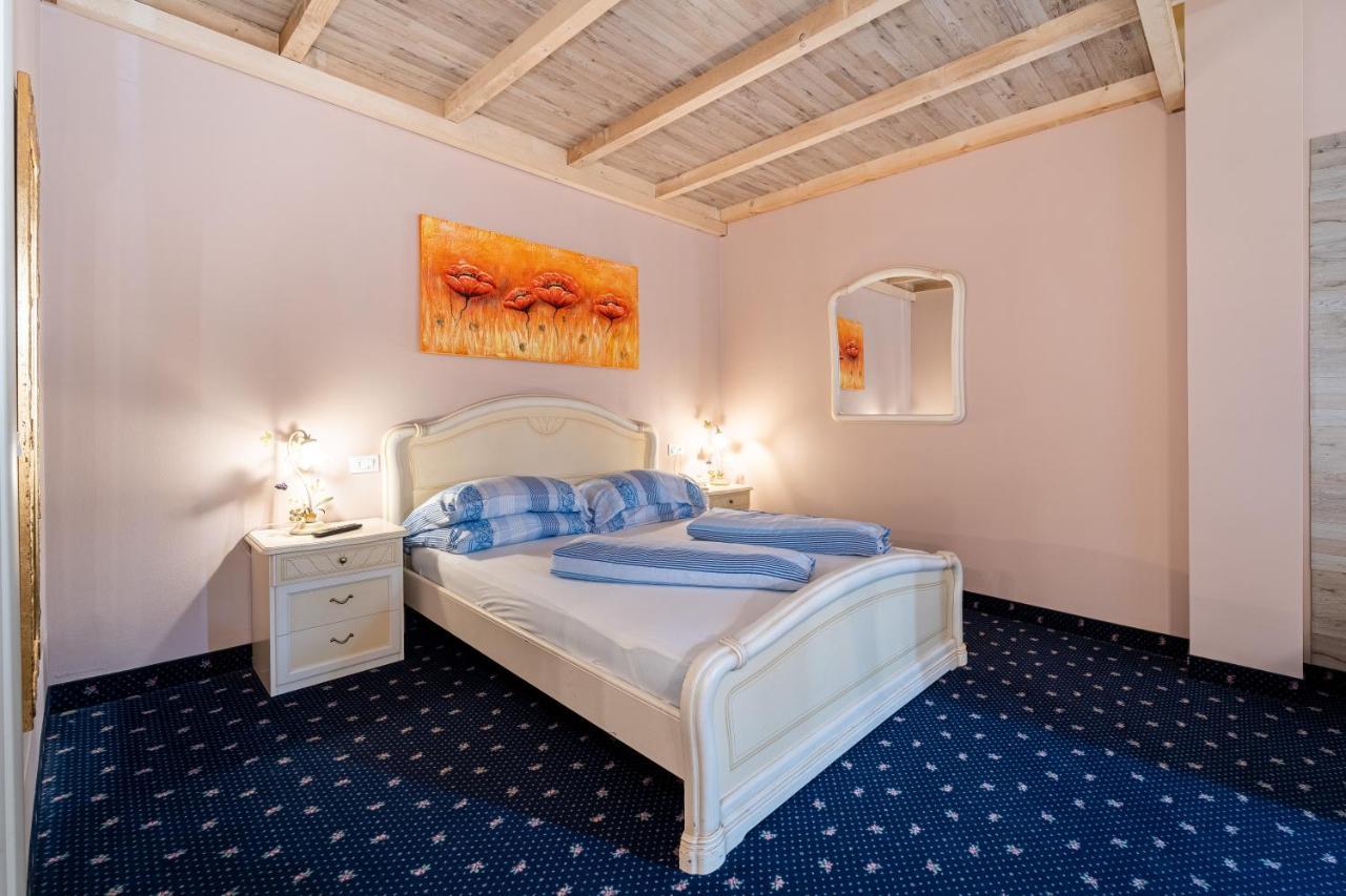 Borgo Dei Poeti Romantik Hotel Manerba del Garda Bagian luar foto