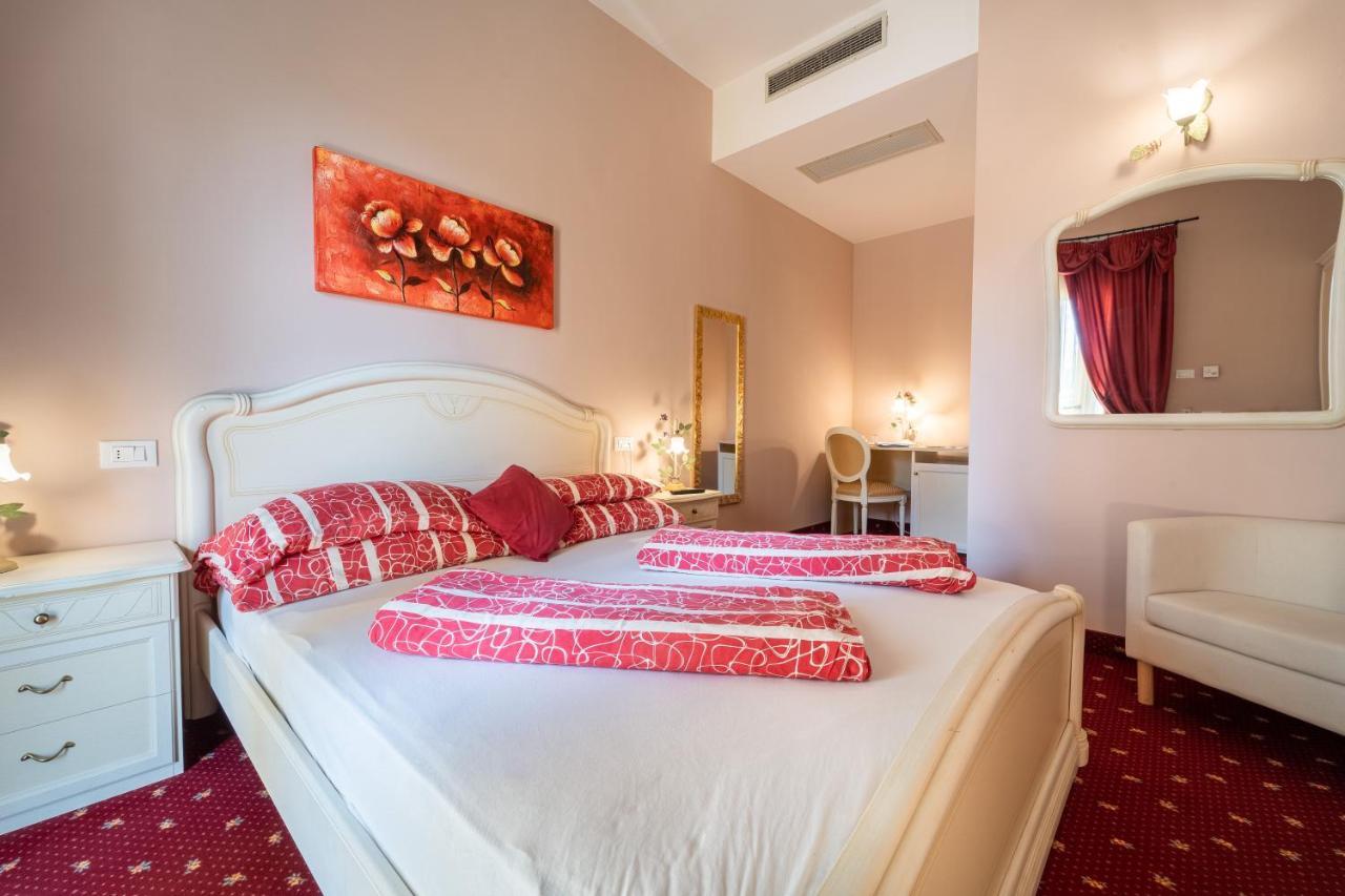 Borgo Dei Poeti Romantik Hotel Manerba del Garda Bagian luar foto