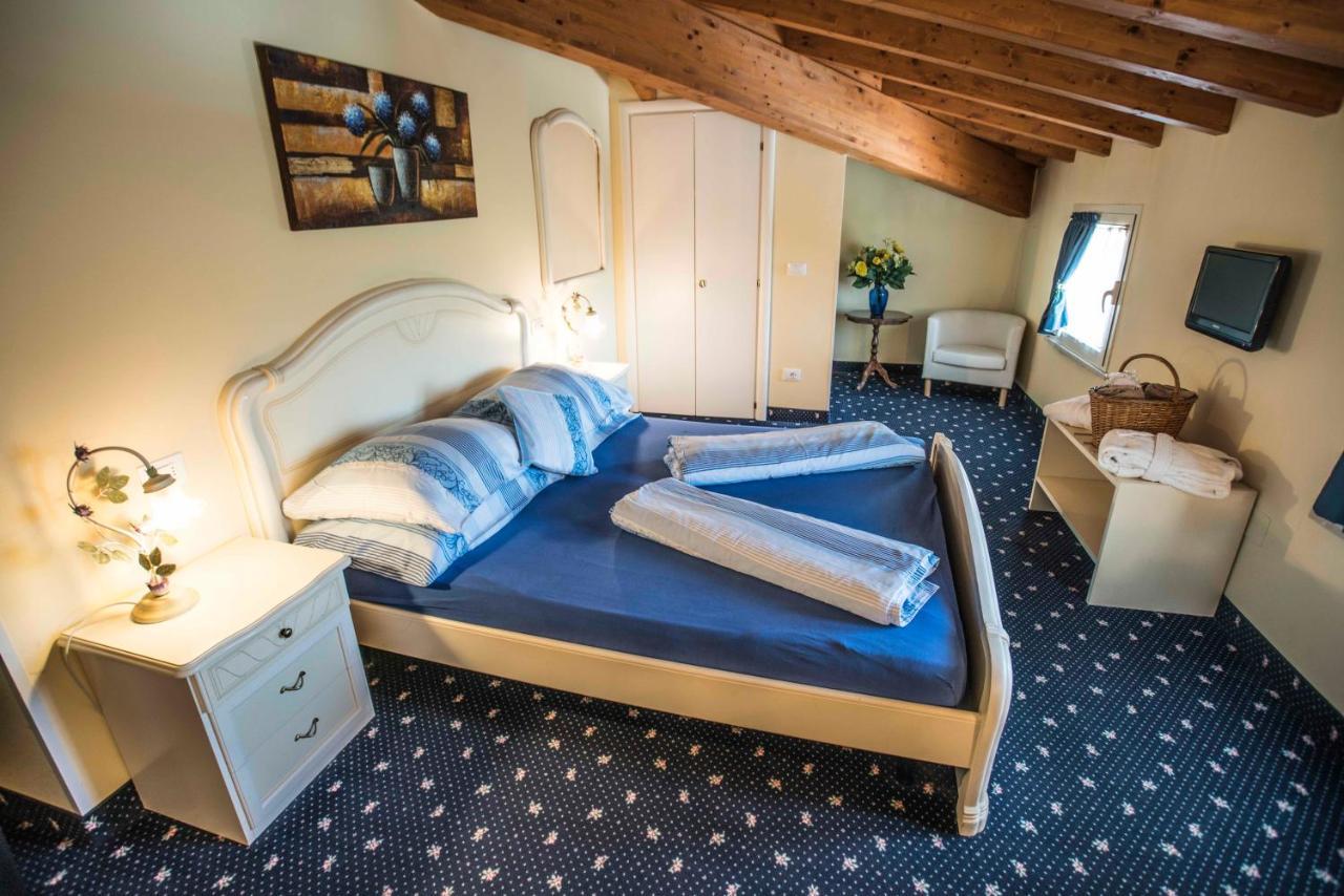 Borgo Dei Poeti Romantik Hotel Manerba del Garda Bagian luar foto