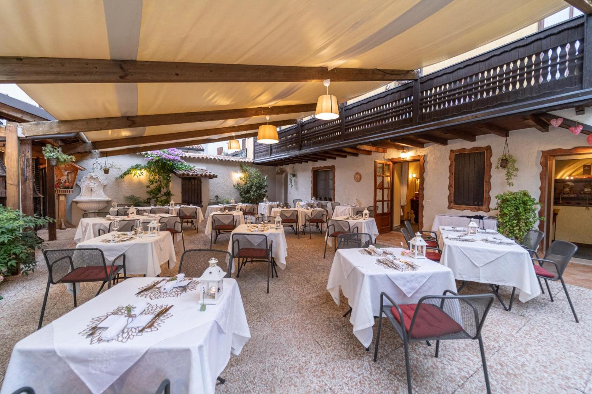 Borgo Dei Poeti Romantik Hotel Manerba del Garda Bagian luar foto