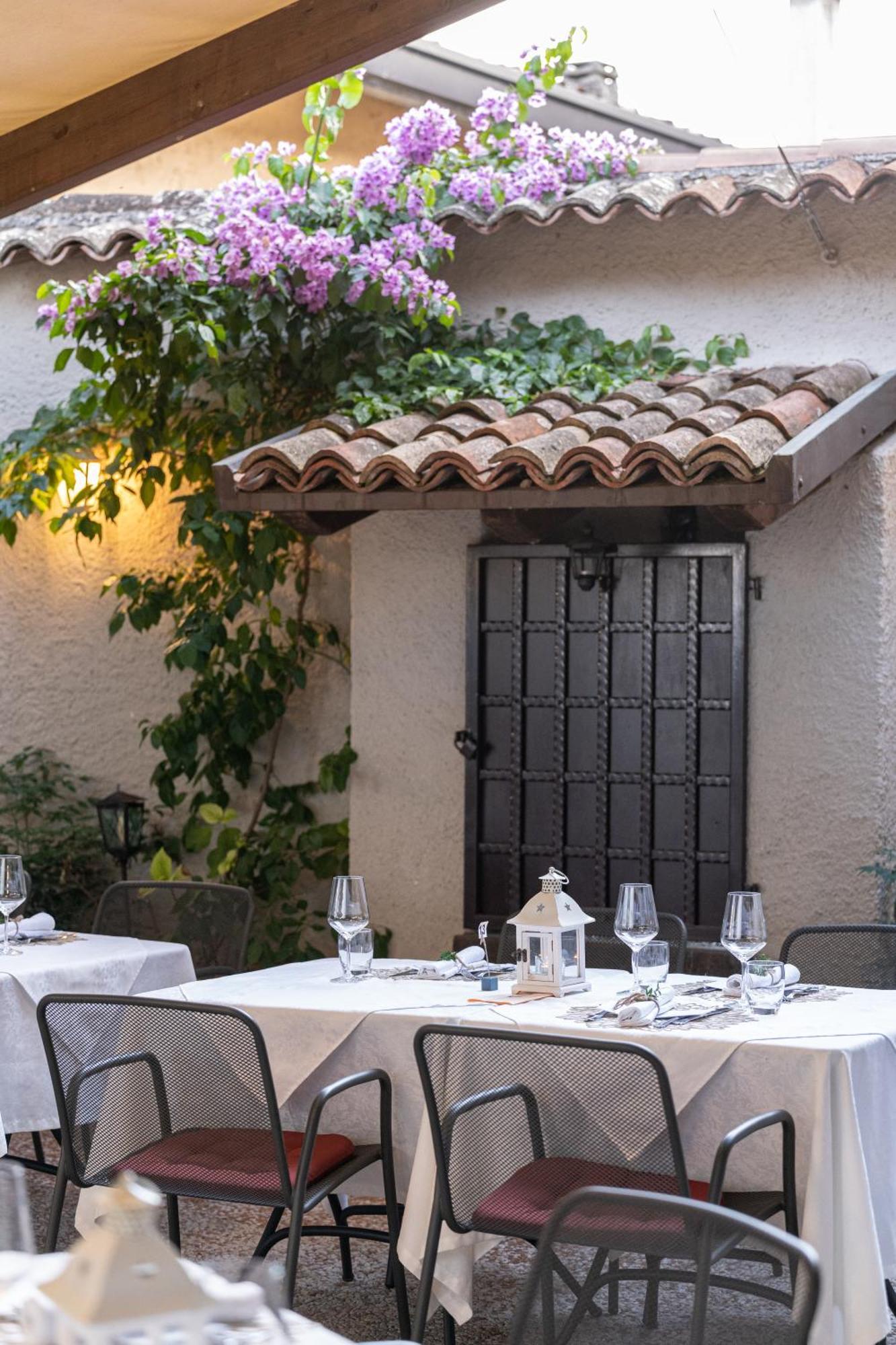 Borgo Dei Poeti Romantik Hotel Manerba del Garda Bagian luar foto