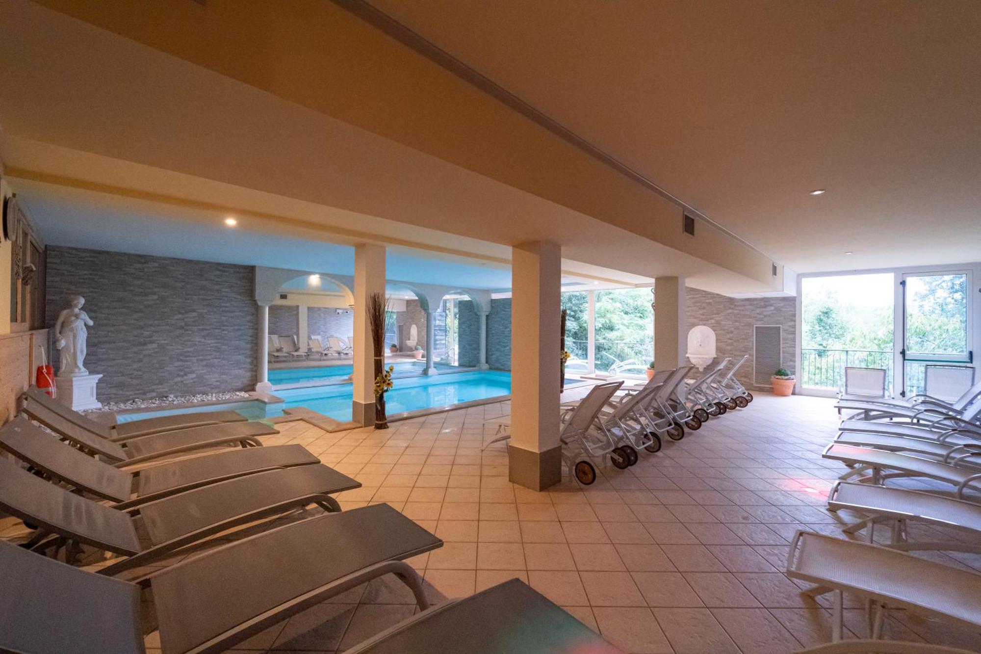 Borgo Dei Poeti Romantik Hotel Manerba del Garda Bagian luar foto