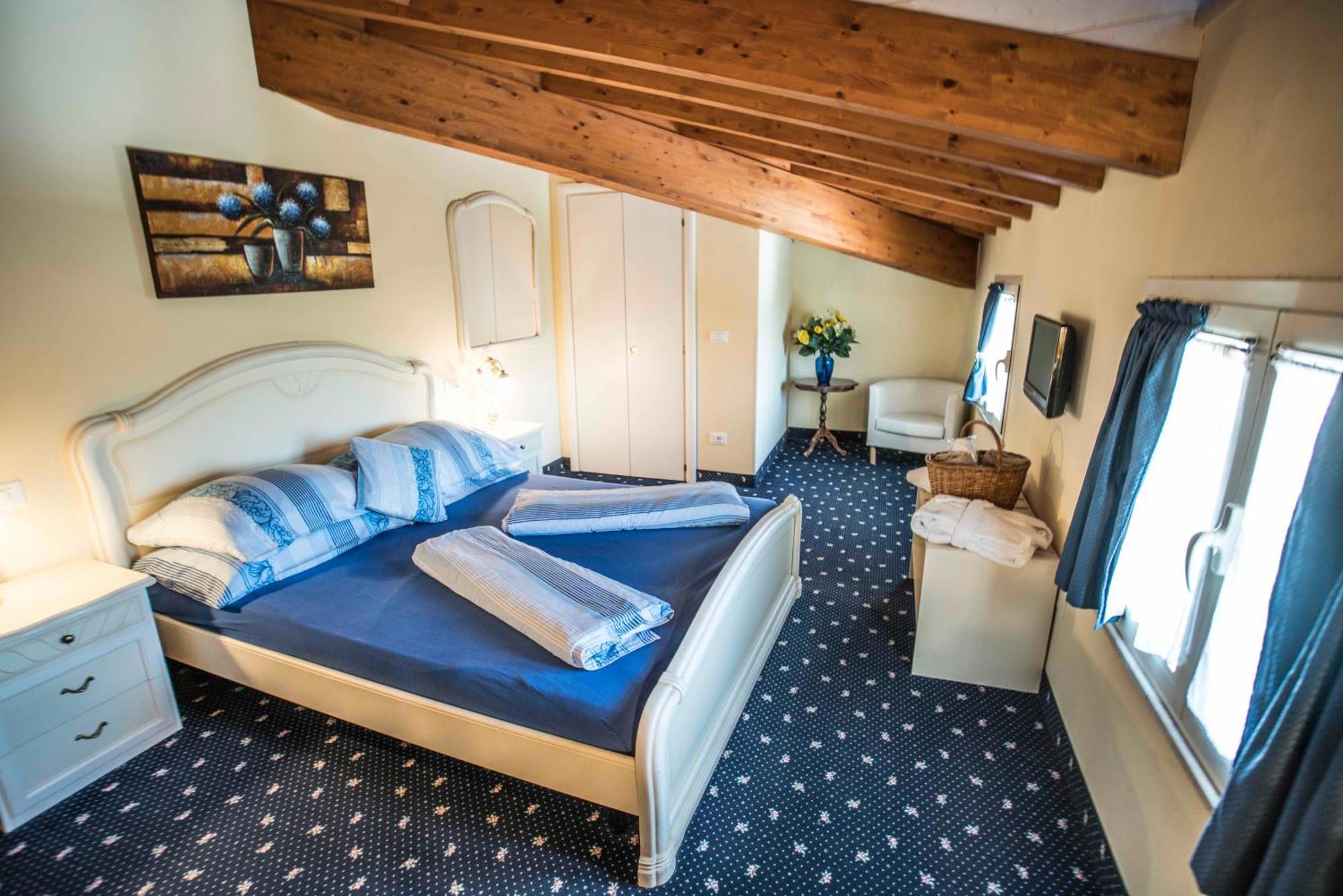 Borgo Dei Poeti Romantik Hotel Manerba del Garda Bagian luar foto