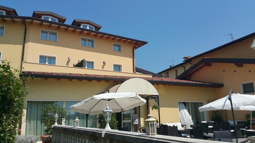 Borgo Dei Poeti Romantik Hotel Manerba del Garda Bagian luar foto