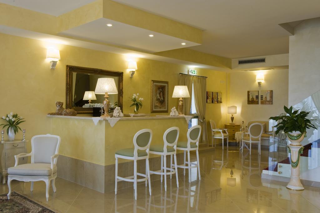 Borgo Dei Poeti Romantik Hotel Manerba del Garda Bagian luar foto