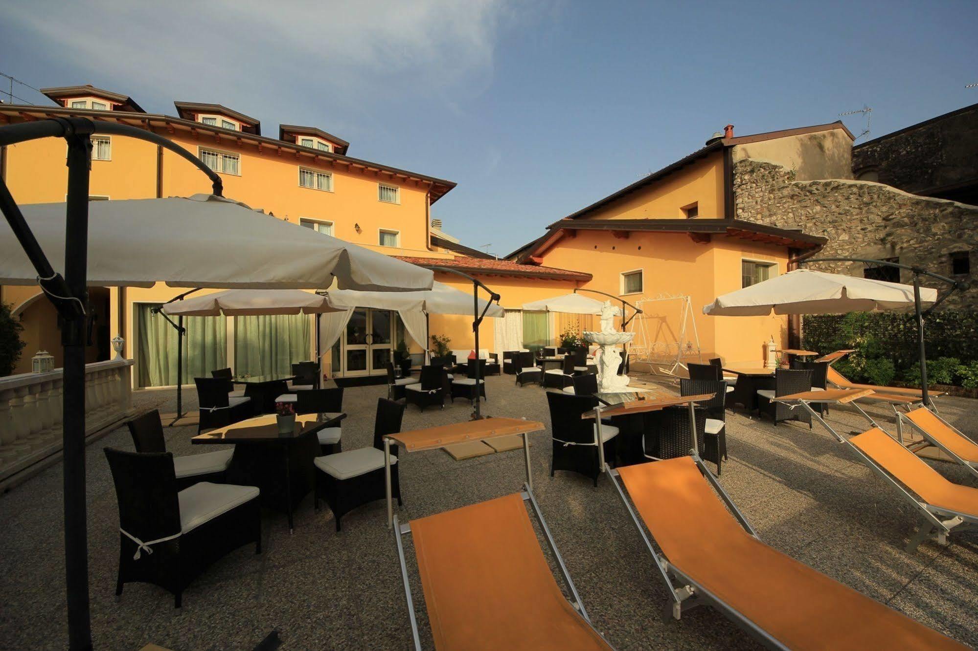 Borgo Dei Poeti Romantik Hotel Manerba del Garda Bagian luar foto