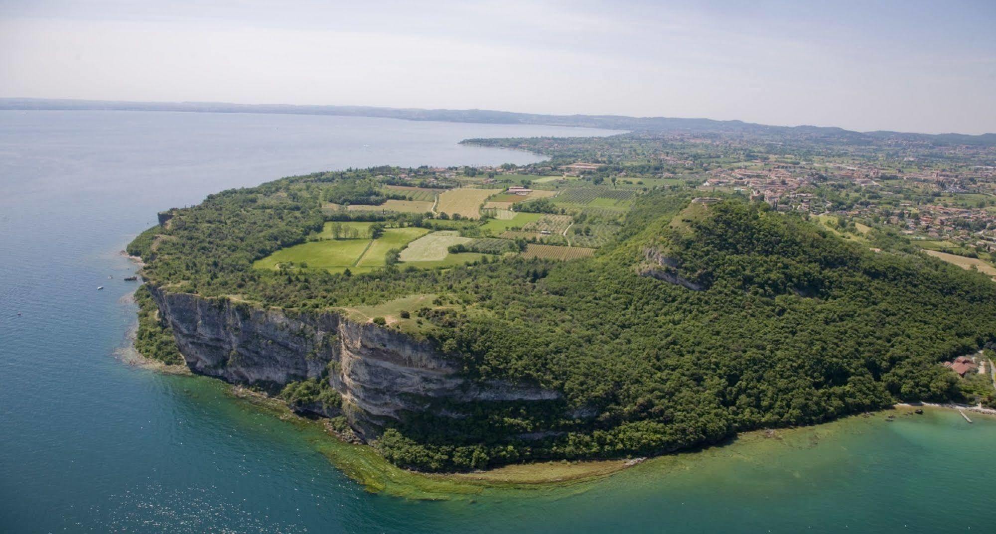 Borgo Dei Poeti Romantik Hotel Manerba del Garda Bagian luar foto