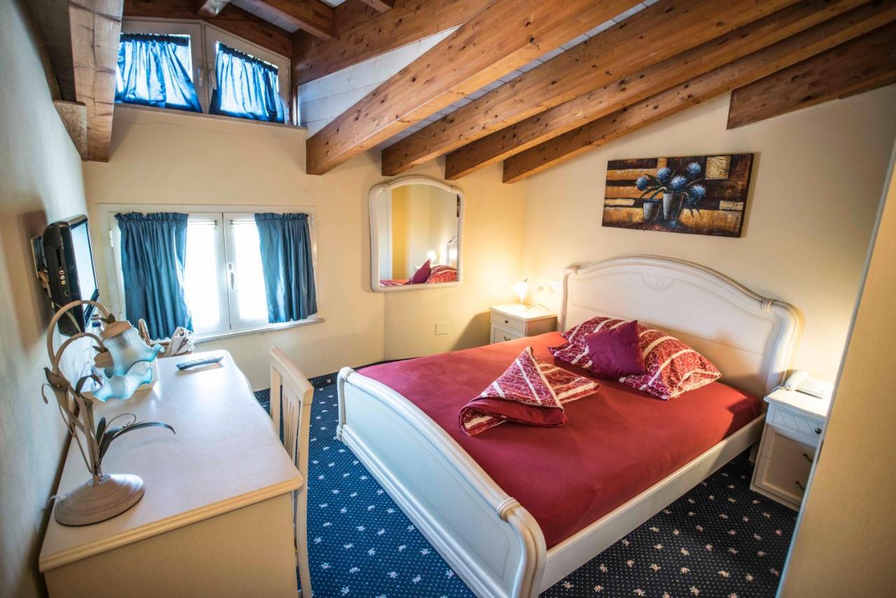 Borgo Dei Poeti Romantik Hotel Manerba del Garda Bagian luar foto