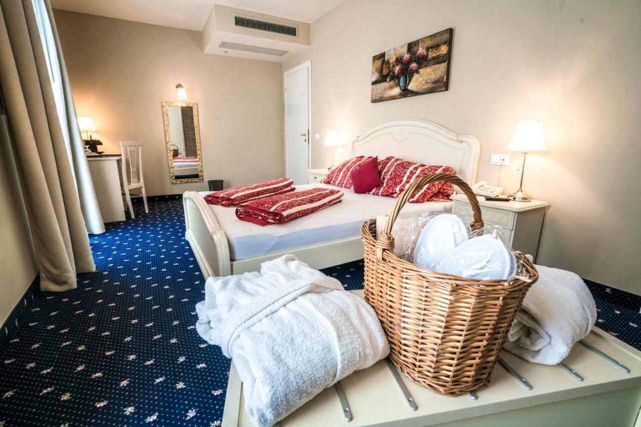 Borgo Dei Poeti Romantik Hotel Manerba del Garda Bagian luar foto