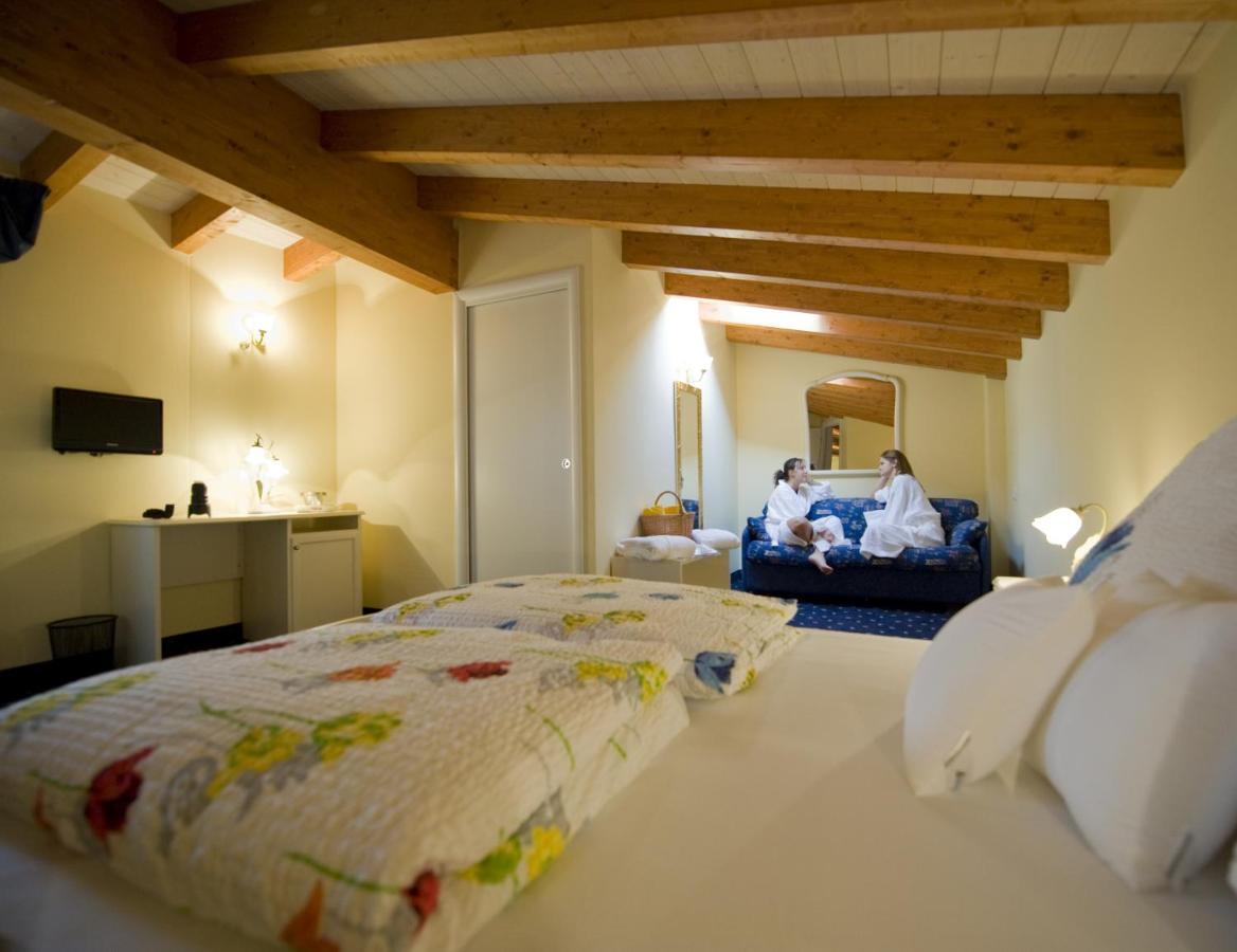 Borgo Dei Poeti Romantik Hotel Manerba del Garda Ruang foto