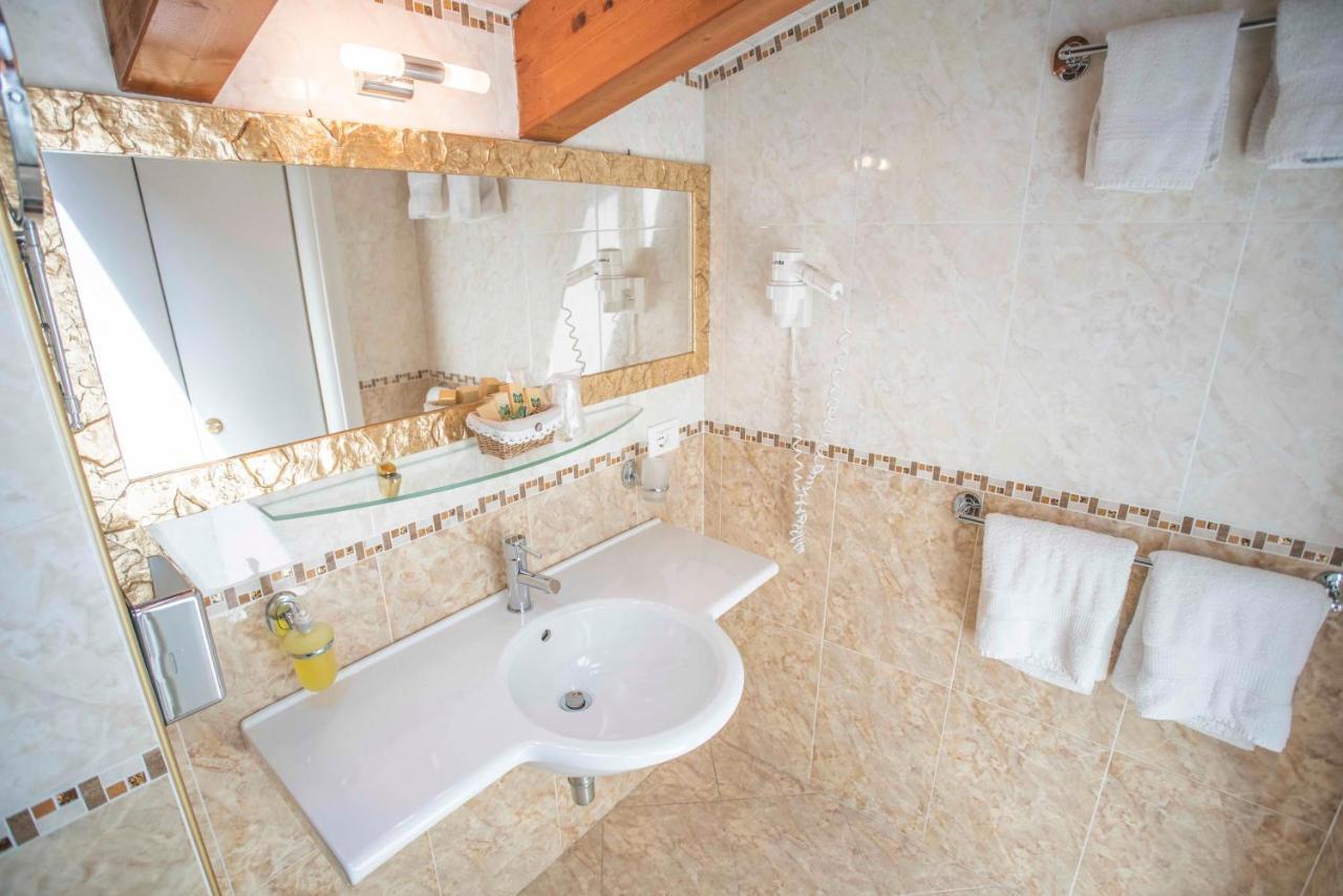 Borgo Dei Poeti Romantik Hotel Manerba del Garda Bagian luar foto