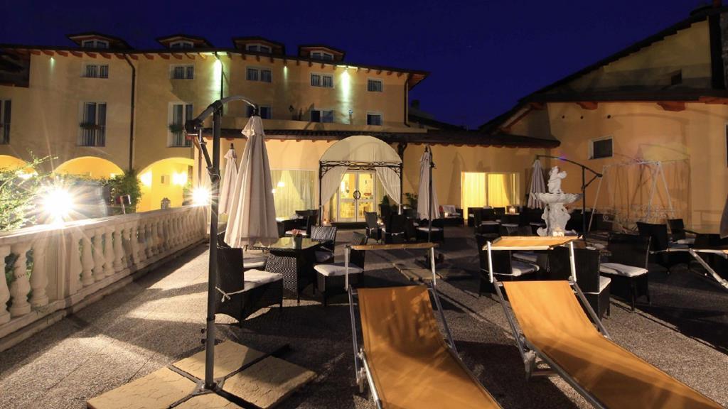 Borgo Dei Poeti Romantik Hotel Manerba del Garda Bagian luar foto