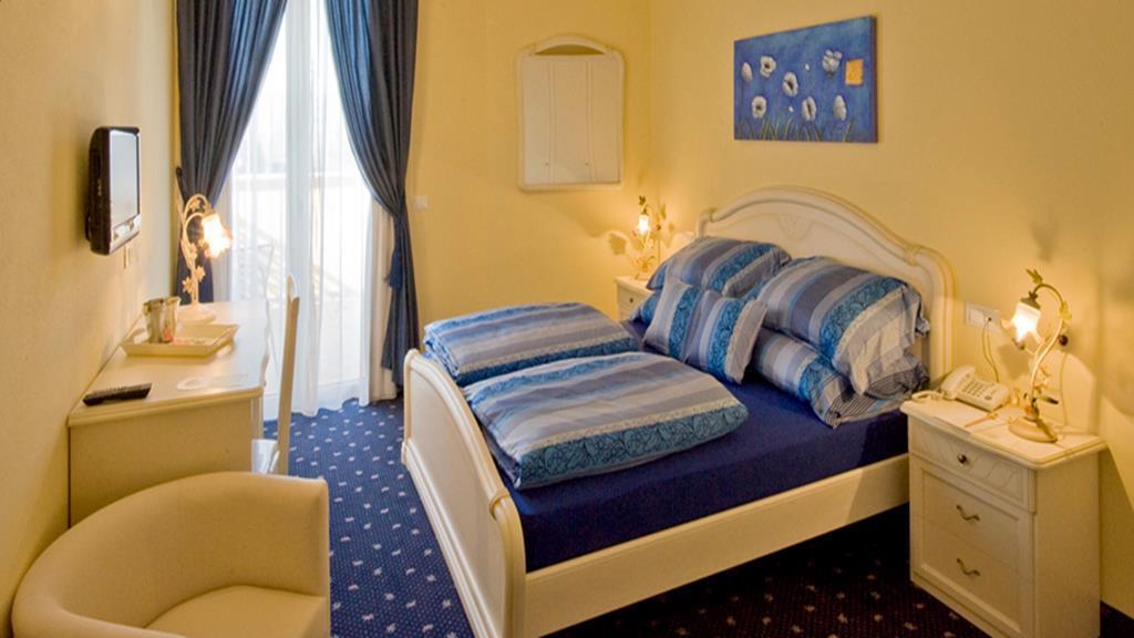 Borgo Dei Poeti Romantik Hotel Manerba del Garda Bagian luar foto